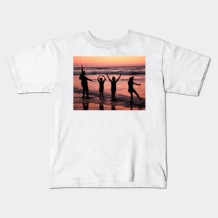 love silhouettes human alphabets sunset beach Kids T-Shirt